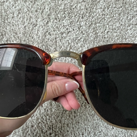 🕶️Women’s one size, cat eye sunglasses brown w/gold trim, preowned. - Picture 3 of 8